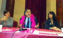 Leoluca Orlando e il boa fucsia per il Palermo Pride | Balarm.it