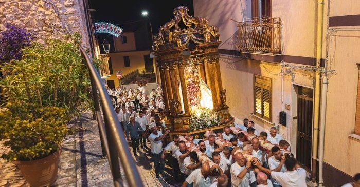 "Kuntisa" accende il borgo arbëreshe della Sicilia: dalla Notte Bianca al live di Mr. Rain