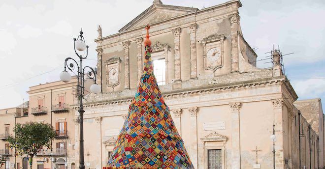 Albero Di Natale Con Mattonelle Alluncinetto.Il Borgo Che Rinasce Grazie Alle Donne A Casteltermini Il Natale E Cucito All Uncinetto