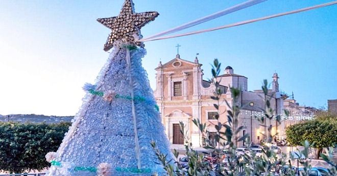 Albero Di Natale Con Bottiglie Di Plastica.In Sicilia E Gara A Chi L Ha Piu Bello L Albero Di Natale Una Sfida Creativa E Non Solo